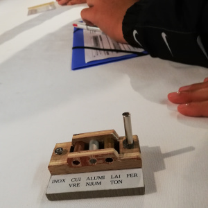 Métaux et aimants - Pour commencer MARC nous a donné une petite boîte en bois dans lequel se trouvait plusieurs cylindres de métaux (il y avait de l'inox, du cuivre, de l'aluminium, du laiton et du fer). Nous avions aussi un aimant que nous passions au dessus des différents métaux. Si l'aimant accrochait aux métaux, il y avait ce qu'on appelle de la résistance. L'aimant a accroché au fer